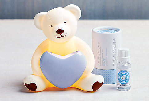 Difusor de Aceite Esencial Osito de la Paz

Adorable figura de bisqué de porcelana pintada a mano. Es un difusor pero también se puede utilizar como lámpara de noche. Cuenta con interruptor de encendido en el cable e incluye un foco de 7 watts.