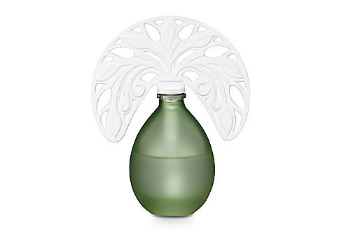 Difusor de Fragancia Floral

Su gran tapa de porcelana en forma de flor le añade un encanto modernista y art deco. La botella es de vidrio esmerilado con acabado en color. Se utiliza con aceites con fragancia que se venden por separado.