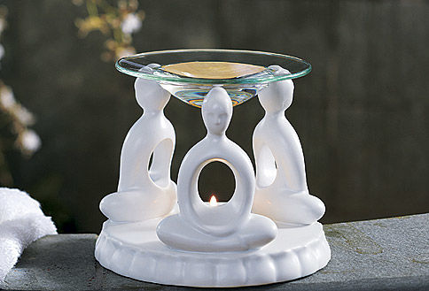 Difusor de Fragancia Zen

El trio de budas meditando crean un aura de paz y tranquilidad. El calor de una Candelita libera fragancia de las pastillas Scent Plus o de unas gotas de Aceite Esencial con agua. Las velas y/o aceite se venden por separado.