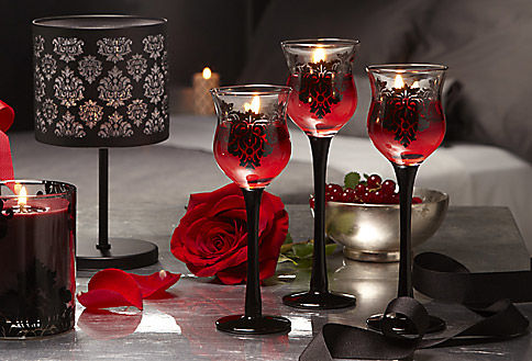 Lámpara y Trío Portavelas Frutas Prohibidas

Crea un ambiente romántico y sensual bajo la luz de las velas con la Lámpara Frutas Prohibidas y el Trío Portavelas Frutas Prohibidas. Ambos diseñados para utilizarse con votivas o candelitas que se venden por 