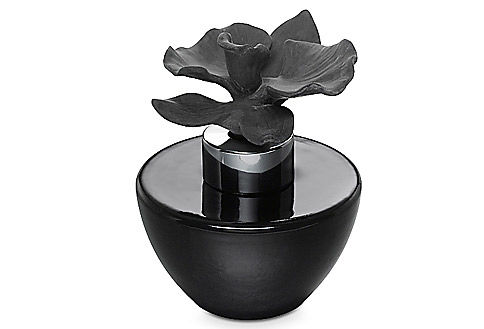 Difusor de Fragancia Orquídea

Una delicada flor de orquídea en porcelana negra con un collar metálico plateado. Para utilizarse con Aceite con Fragancia, que se vende por separado.