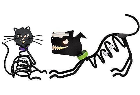 Portavotivas de Halloween Micifuz y Huesos

Divertidas mascotas del más allá con ganas de jugar y comer, podrás ver su última comida a través de sus huesos de metal acabado en color negro. Incluyen vaso portavotivas y se puede utilizar con una votiva