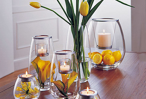 Cocina fresca

Decora la cocina de una forma muy natural, rellena los portavelas con limas y flores amarillas. Combínalas con velas Brighter Days para neutralizar malos olores.