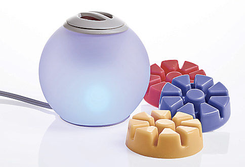 Difusor Eléctrico ScentGlow® Arco iris

Esta moderna esfera de vidrio escarchado resplandece en varios tonos de luces LED que cambian de color. El plato calentador eléctrico difunde la fragancia de las Scent Plus Melts o del aceite con fragancia