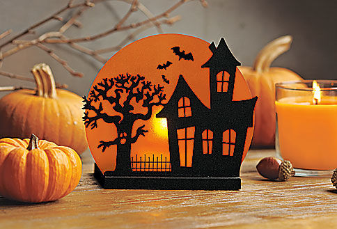 Portavotiva Miedo al Atardecer

La luna llena crea un brillo anaranjado atrás de la casa embrujada y el árbol viviente cada vez que una votiva o candelita es encendida. De metal, incluye vaso de vidrio portavotiva.