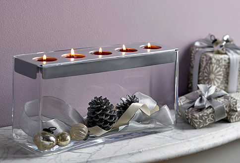 Ocasiones especiales

Hemos utilizado hermosos capullos con algunas piedras para utilizarlo en la decoración del Día de las Madres. Hemos colocado listones blancos y ornamentos como perlas junto con una piña natural